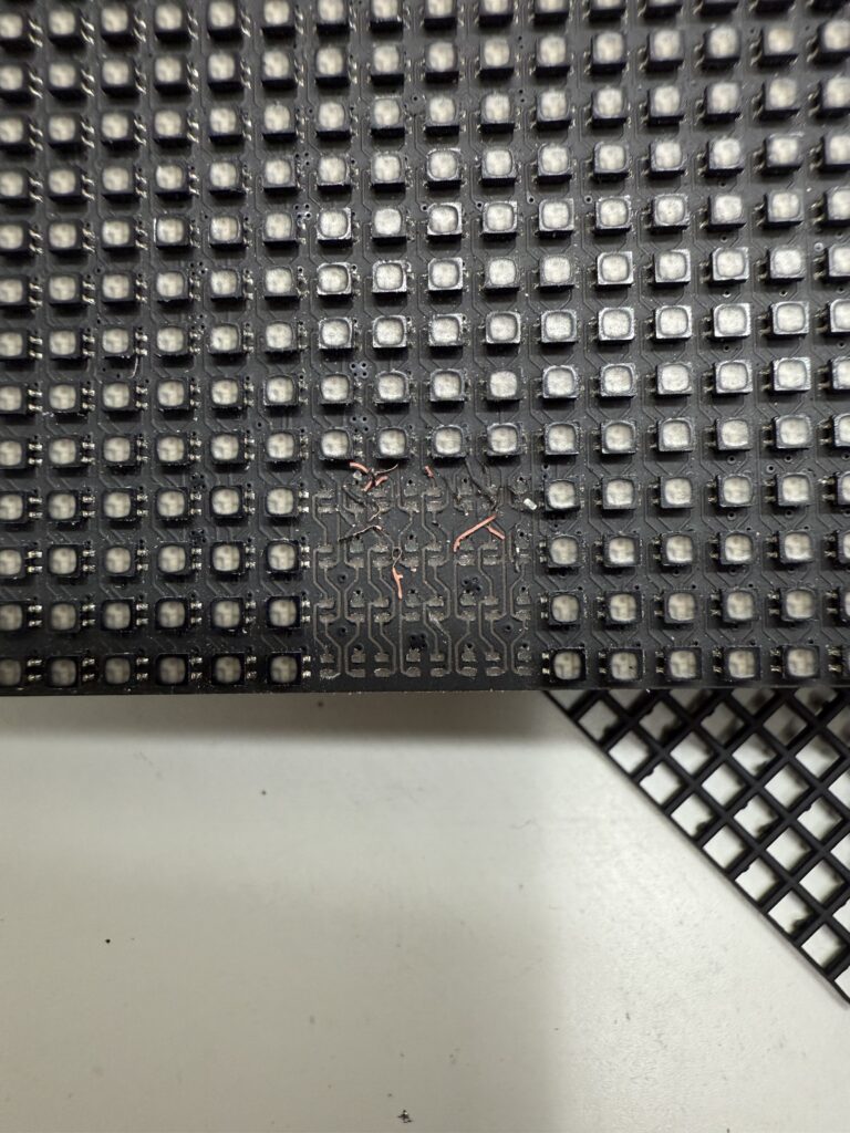 Восстановление токопроводящих дорожек, пайка светодиодов LED-модуля Unilumin