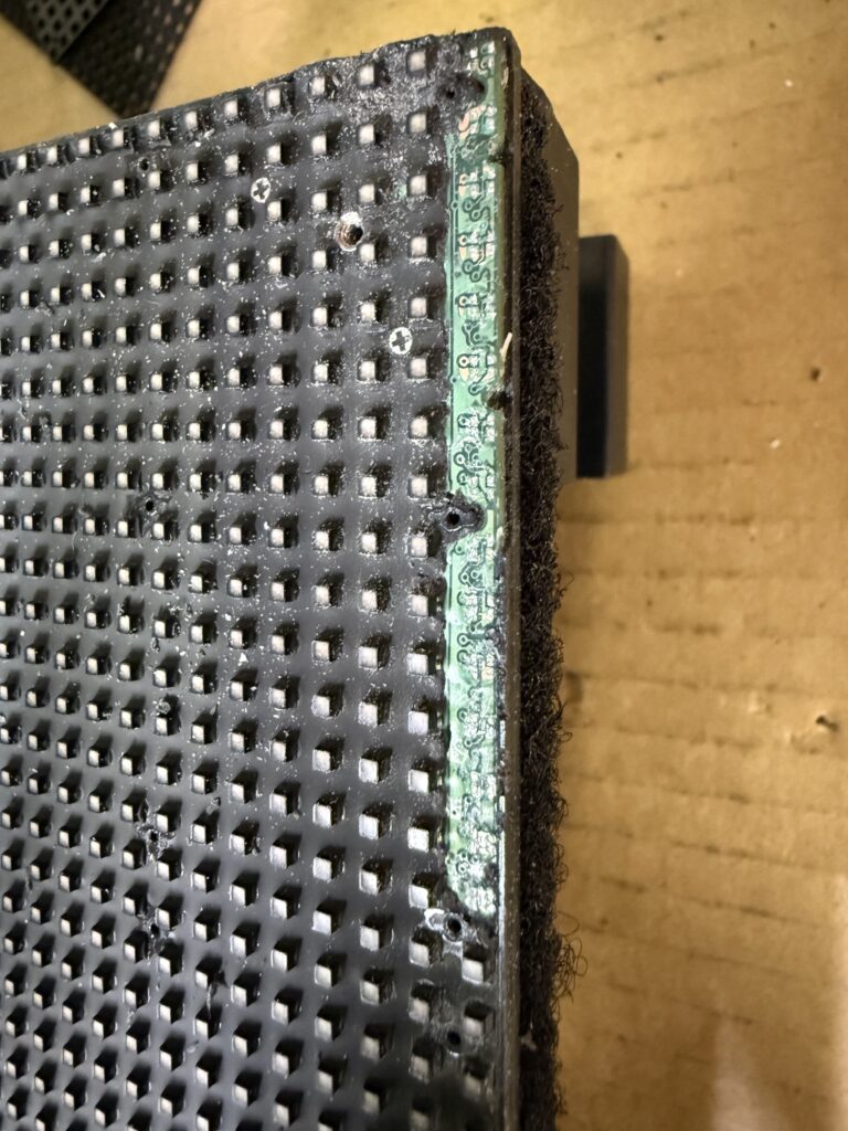 Unilumin P3: отслаивание дорожек, замена пикселей в Москве